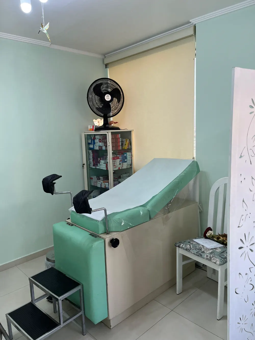 Sala de exames ginecológicos do consultório em Santo André